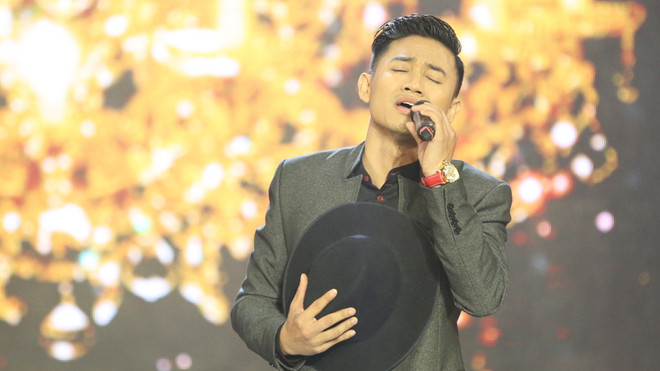 Quý Bình vừa chiến thắng cuộc thi ca hát và nhận nhiều lời mời ca hát.