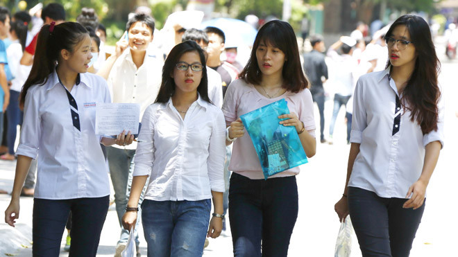 Thí sinh sau giờ thi tốt nghiệp THPT Quốc gia 2015. Ảnh: Hồng Vĩnh.