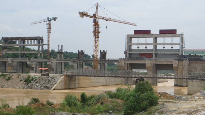 Thủy điện Chi Khê (Con Cuông) đang xây dựng nhưng đã kéo theo muôn vàn hệ lụy từ việc tích nước thử máy phát. Ảnh: Việt Hương.