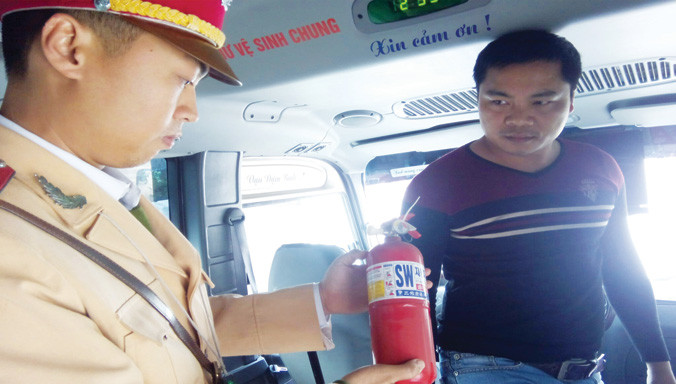 Bắt buộc ô tô phải có bình cứu hỏa: Cả CSGT và tài xế đều lúng túng
