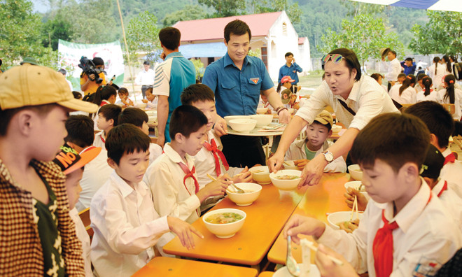 Các tình nguyện viên trong chương trình Tình nguyện mùa đông năm 2015 của Hội LHTN Việt Nam mang những bát phở bò tặng học sinh vùng núi Lộc Bình, tỉnh Lạng Sơn. Ảnh: Xuân Tùng.