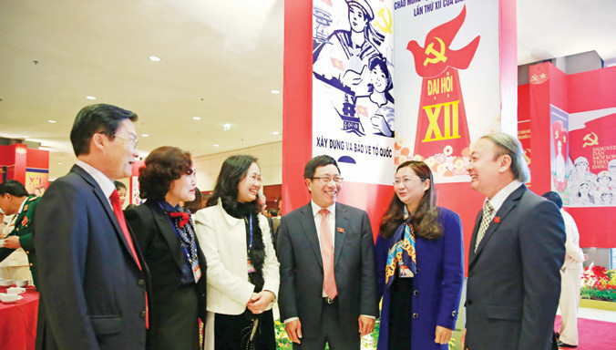 Các đại biểu trao đổi bên lề Đại hội XII. Ảnh: Hồng Vĩnh.