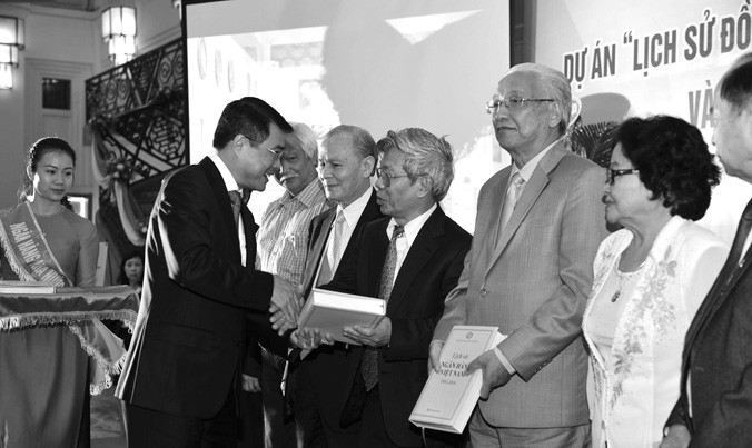 Thống đốc NHNN Lê Minh Hưng trao tặng sách “Lịch sử Ngân hàng Việt Nam” cho nguyên Thống đốc và lãnh đạo NHNN qua các thời kỳ.