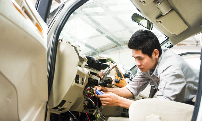 Học viên học nghề ở Trường Cao đẳng nghề cơ điện Hà Nội.