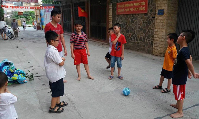 Học sinh đá bóng ngay giữa lòng đường, nguy hiểm rập rình.