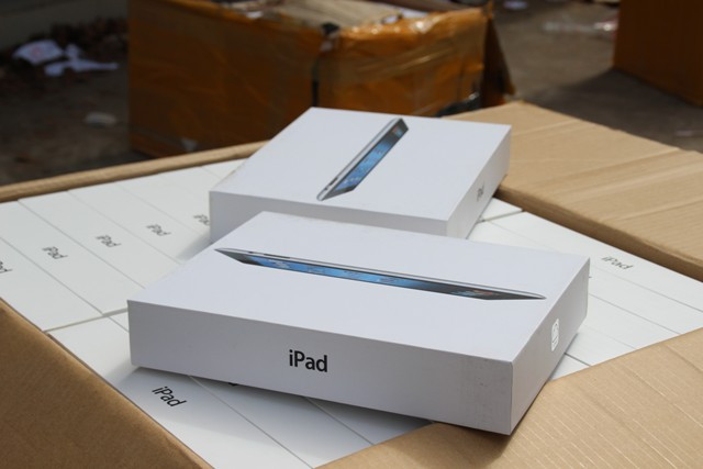 Trâm đã móc nối với Vinh và Hương để thực hiện trót lọt phi vụ nhập lậu 844 chiếc máy tính bảng và điện thoại di động các loại từ Hồng Kông về Việt Nam.