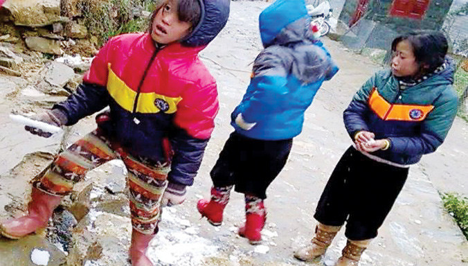 Nhiều trẻ em Sa Pa không biết sau những ngày tuyết rơi, nhiều gia đình sẽ lâm vào cảnh khó khăn do hoa màu, trâu bò bị chết rét. Ảnh: Nguyễn Hoan.