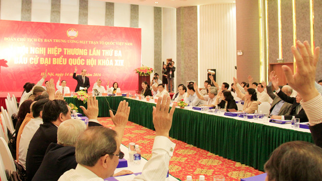 Các đại biểu dự hội nghị Hiệp thương lần 3 biểu quyết thông qua danh sách các ứng viên ĐBQH khóa XIV. Ảnh: Trường Phong.