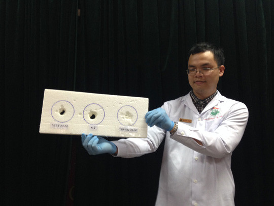 Kết quả thực nghiệm 3 loại dầu cá của Việt Nam, Mỹ và Trung Quốc cho thấy hiện tượng dầu cá ăn mòn xốp. Ảnh: Người lao động