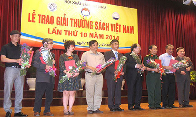 Đại diện các nhà xuất bản nhận giải thưởng sách năm 2014.