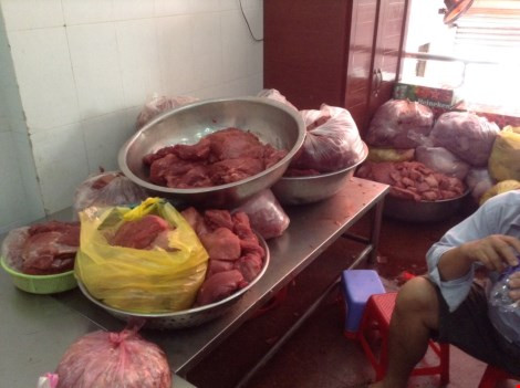 Thịt lợn không nguồn gốc chuẩn bị ngâm hóa chất. Ảnh: VTC 