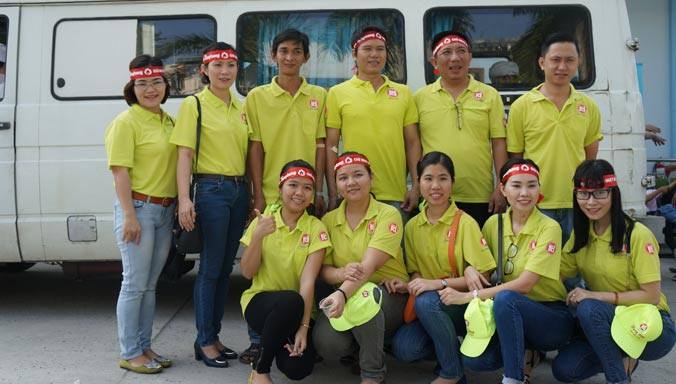 Cán bộ, nhân viên Công ty nhựa Rạng đông lần đầu tiên tham gia hiến máu nhân đạo tại chương trình “Chủ nhật đỏ”.