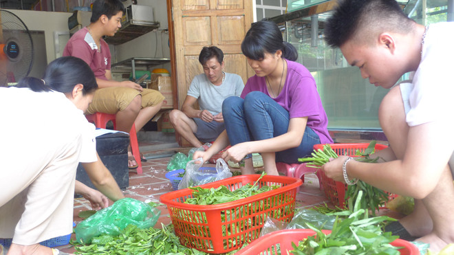 Ngân (giữa) luôn là nhân viên mẫn cán của nhà hàng. Ảnh: Duy Chiến.