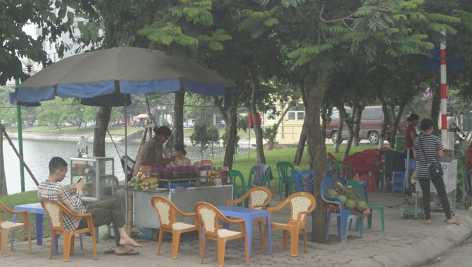 Lộn xộn đường quanh hồ