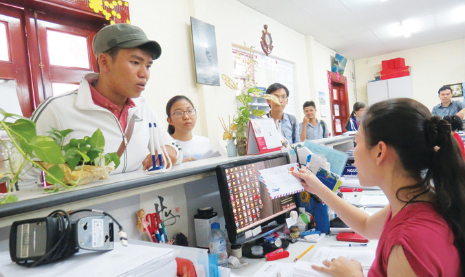 Thí sinh đến nộp giấy chứng nhận kết quả thi THPT quốc gia tại trường ĐH Khoa học Xã hội và Nhân văn TPHCM ngày 15/8.