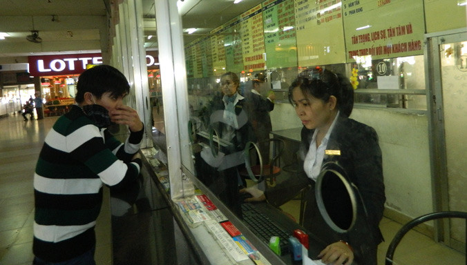 Quầy vé xe tăng cường trong bến xe Miền Đông khá vắng vẻ dù đã bước sang ngày 18 tháng chạp (AL). Ảnh: LT.