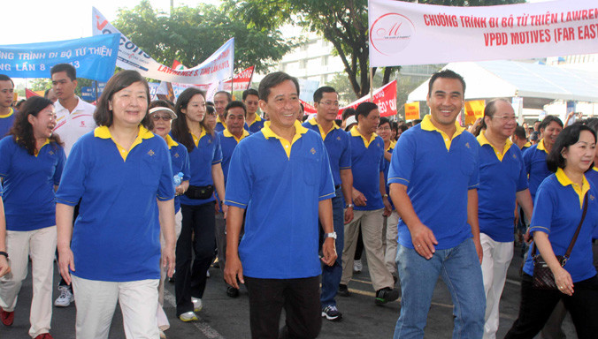 Đông đảo người tham gia chương trình đi bộ từ thiện Lawrence S. Ting. Ảnh: T.Thế.