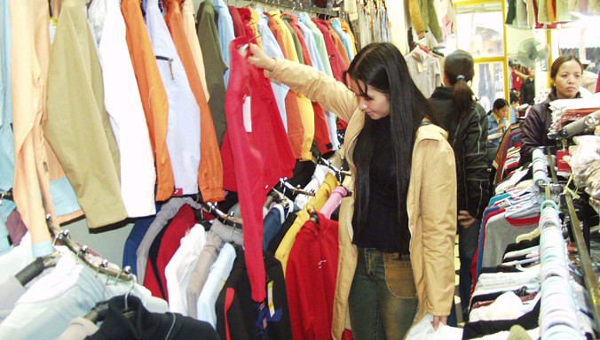 Nhiều mặt hàng chống rét “cháy” hàng trong đợt rét đậm. Ảnh: Hồng Vĩnh.