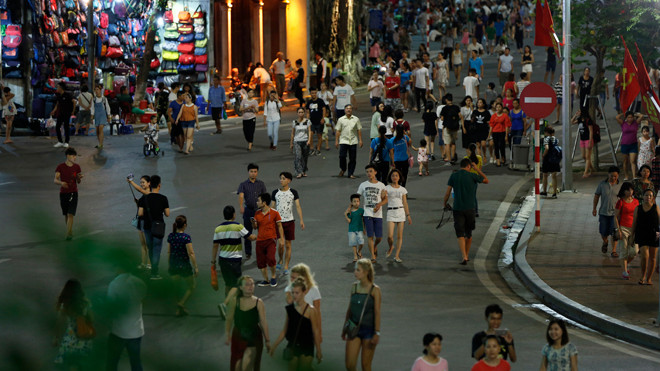 Đường Đinh Tiên Hoàng trong ngày phố đi bộ. Ảnh: Hồng Vĩnh