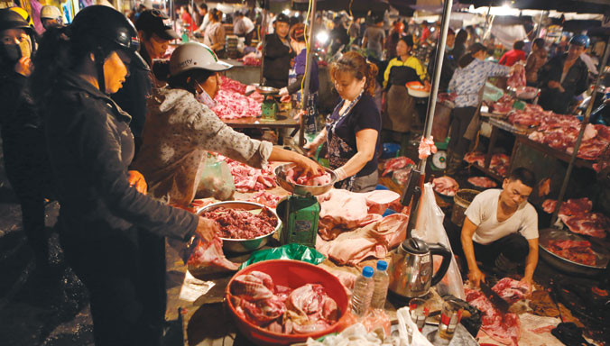 Người tiêu dùng hoang mang vì rất khó phân biệt đâu là thực phẩm bẩn. Ảnh: Hồng Vĩnh.