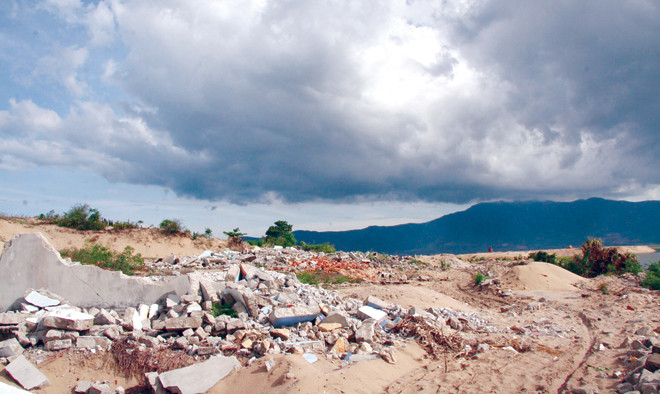 Hàng ngàn hộ dân 5 xã thuộc huyện Kỳ Anh cũ phải hy sinh đất đai, nhà cửa để nhường đất cho Formosa (Trong ảnh: Nhà dân bị san phẳng, ảnh chụp năm 2010). Ảnh: Phong Cầm.