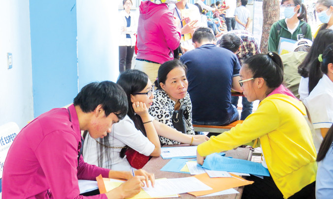 Thí sinh nộp hồ sơ xét tuyển ĐH tại TPHCM ngày 11/8. Ảnh: N.Dũng.