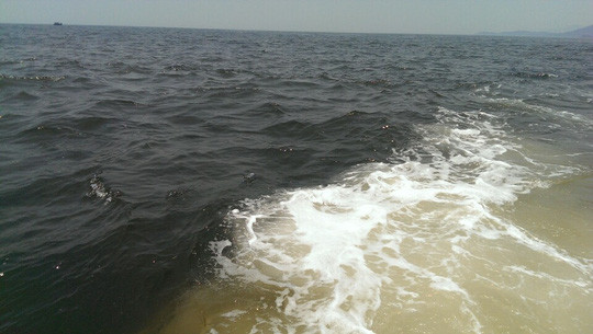 Vệt nước có màu lạ xuất hiện trên biển. Ảnh: Người lao động.