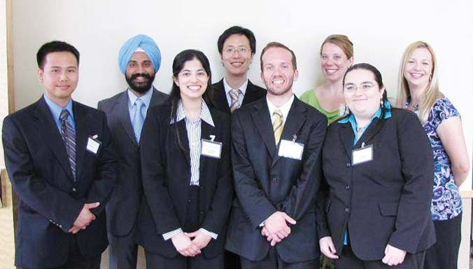 TS Phan Minh Liêm (ngoài cùng, bên trái) cùng các cộng sự tại Viện Anderson.MD Anderson (trụ sở tại Houston, Texas, Mỹ)