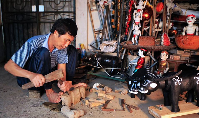 Xưởng rối tại nhà anh Tuân.