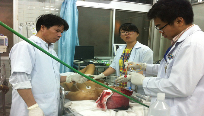 Khoa cấp cứu Bệnh viện Chợ Rẫy TPHCM luôn làm việc trong không khí tập trung, căng thẳng, cứu chữa từng ca bệnh thập tử nhất sinh. Ảnh: Quốc Ngọc.