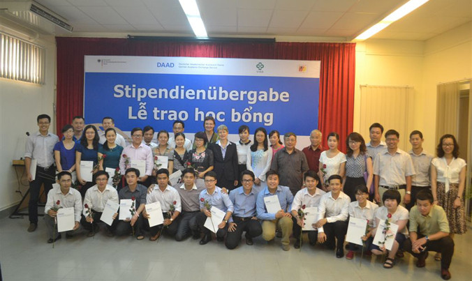 Một buổi lễ trao học bổng của DAAD cho các nhà khoa học và sinh viên Việt Nam.