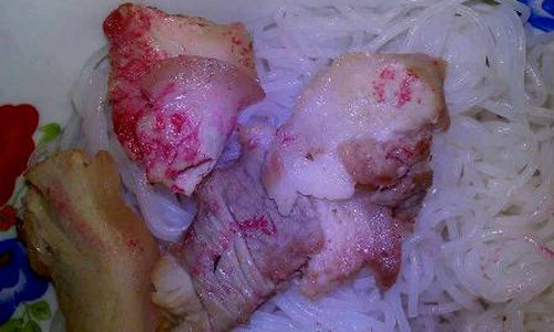 Các miếng thịt luộc trong tô bún bị “đổi màu”. Ảnh: Dân Trí