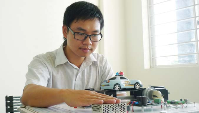 TS Hải tại phòng nghiên cứu và khóa học 1 đô la.