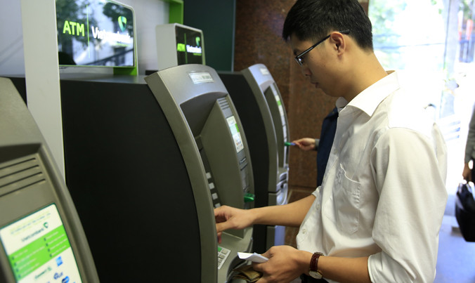 Cán bộ phụ trách công nghệ thông tin nhiều ngân hàng lưu ý các chủ tài khoản phải chủ động “phòng thân” nếu không muốn mất tiền… oan! Ảnh: Như Ý.