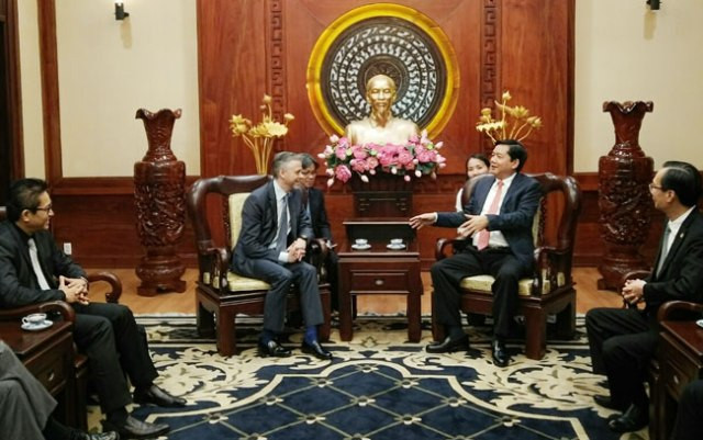 Bí thư Thành ủy TPHCM Đinh La Thăng La Thăng làm việc với đại diện tập đoàn Microsoft. Ảnh; Dân Trí