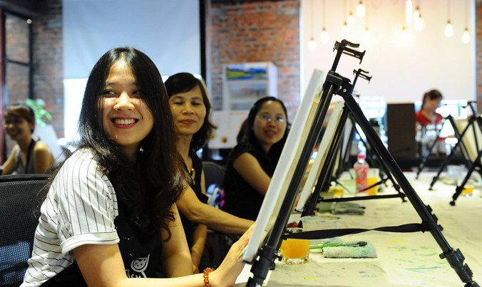 Học vẽ trong quán cà phê chỉ có ở những lớp xóa mù. Ảnh: Hồng Hạnh.