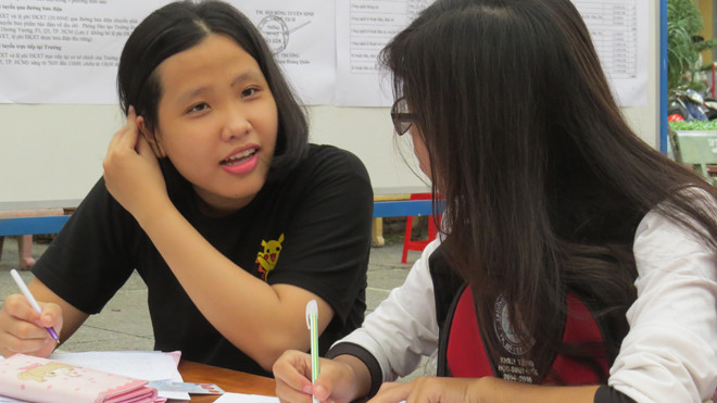 Theo Thứ trưởng Bùi Văn Ga, đợt 1 năm nay tỷ lệ ảo là 75%. Trong ảnh: Thí sinh nộp hồ sơ tại TPHCM. Ảnh: N.Dũng.