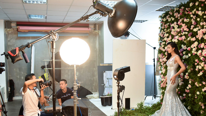 Hậu trường chụp ảnh chân dung. Ảnh: Thiên Hùng.