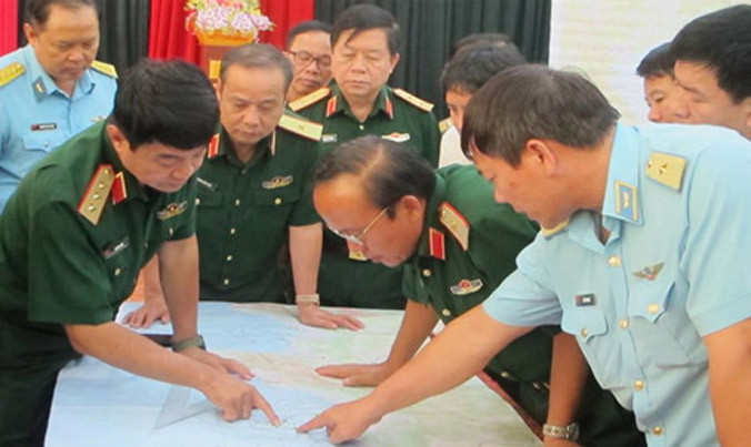 Họp bàn tìm kiếm phi công tại Sở Chỉ huy Nghệ An. Ảnh: PV.