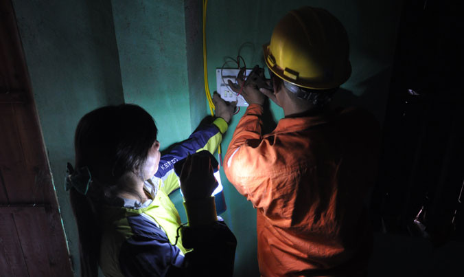 Việc chăm sóc khách hàng, nâng cao chất lượng điện năng luôn được ngành điện quan tâm đầu tư.