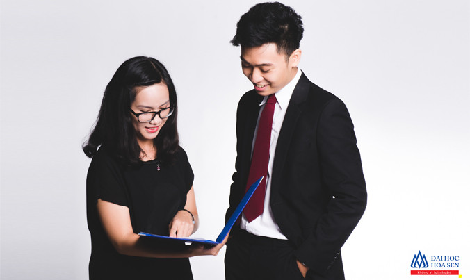 Sinh viên Đại học Hoa Sen thảo luận đề án môn học với doanh nghiệp.