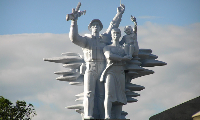 Tượng đài đường 9 - Tạ Quang Bạo.