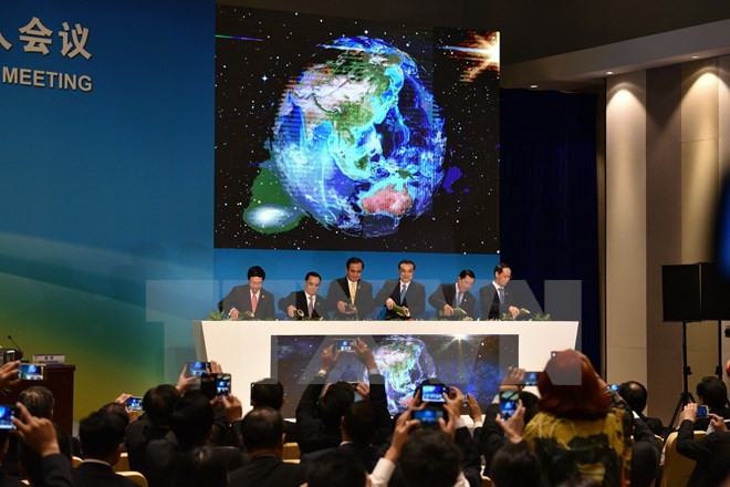 Phó Thủ tướng, Bộ trưởng Ngoại giao Phạm Bình Minh (bìa trái) và lãnh đạo các nước lưu vực sông Mekong-Lan Thương thực hiện nghi thức khởi động Hợp tác Mekong-Lan Thương. (Ảnh: Yến Kiên/TTXVN)