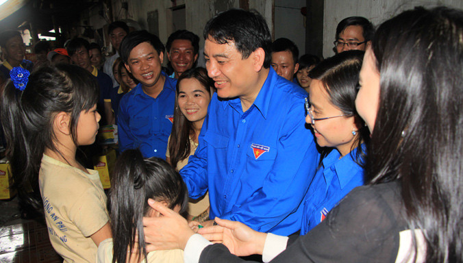 Bí thư thứ nhất T.Ư Đoàn Nguyễn Đắc Vinh trao quà cho học sinh ở lớp học tình thương Út Đông. Ảnh: Ngô Tùng.