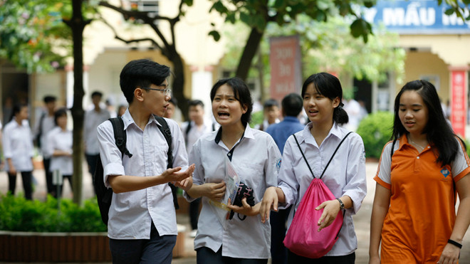 Thí sinh trao đổi sau khi thi vào lớp 10, năm 2016. Ảnh: Như Ý.