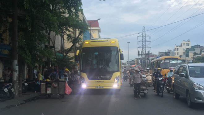 Nhà xe Hưng Thành đón khách tại đại lý bán vé Trần Quang Khải.