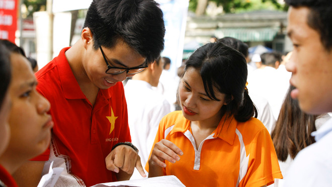 Thí sinh trao đổi bài thi sau khi dự thi môn Toán tại trường ĐH Bách khoa Hà Nội sáng 1/7. Ảnh: Ngọc Châu.