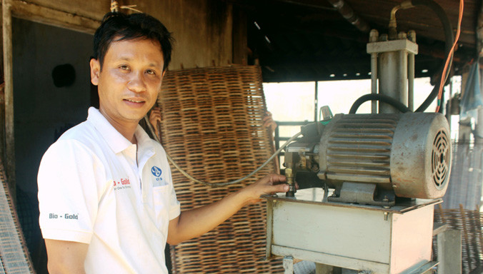 Chủ nhân của chiếc máy ép bún số 8 - anh Huỳnh Nguyễn Ngọc Thanh. Ảnh: Hoài Văn.