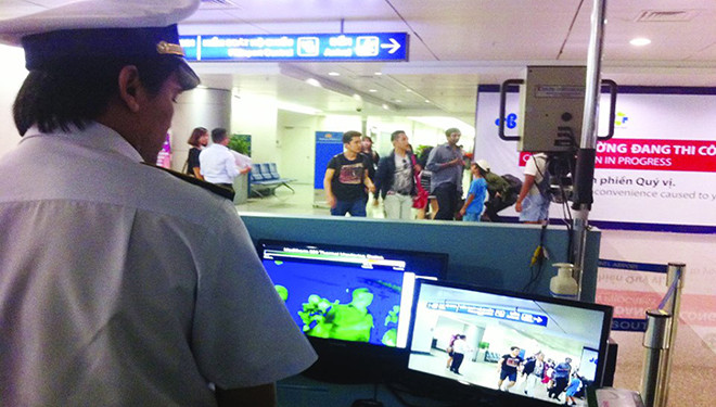 Giám sát thân nhiệt tất cả hành khách đến ga quốc tế Tân Sơn Nhất (TPHCM) trước tình hình dịch Zika trên thế giới diễn biến phức tạp. Ảnh: Quốc Ngọc.