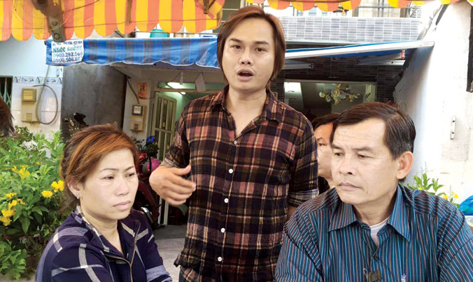 Gia đình ông Tài bày tỏ sự không hài lòng đối với Bệnh viện quận 4 vào hôm ông đột ngột tử vong sau khi uống 3 liều thuốc tại bệnh viện. Ảnh: Quốc Ngọc.